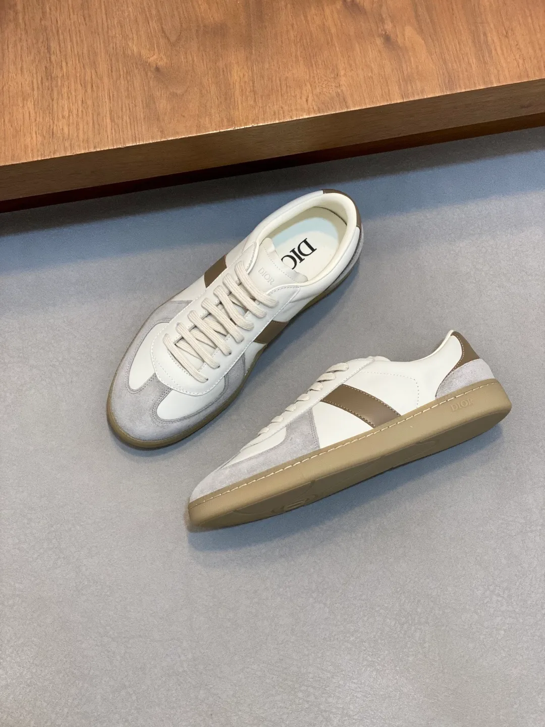 Factory P400💰Dior Dior Series Casual Sports Shoes Skateboard Shoes Original purchase, development, and production. This sports shoe is a new product for the fall of 2023. It reinterprets the classic tennis shoes. The fashionable silhouette highlights the thickness. Crafted from navy and white jacquard with Oblique print and suede panels, it features a distinctive padded tongue embossed with the Dior signature, wide navy mohair laces and brass eyelets with a matte tonal finish. White rubber sole with Dior Oblique pattern, enhanced by a contrasting Dior 30 Avenue Montaigne signature on the rear. It can add fashionable temperament to casual looks. Exquisite packaging at the delivery counter 🛍📦 ▪️ Fabric: Original customized Oblique presbyopia + cowhide ▪️ Lining: Original customized sheepskin + breathable mesh ▪️ Sole: Original molded anti-slip rubber material ▪️ Bottom thickness: 4CM ▪️ Size: Men's 38-45 (38, 45, 46 customized)